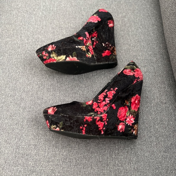 Wedge Heels - Picture 4 of 4